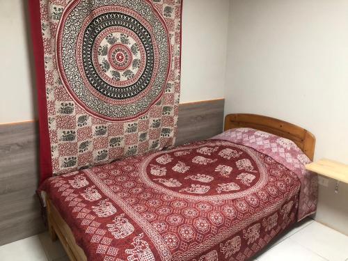 Cama en habitación con alfombra en la pared en 藏夫私廚的家, en Toucheng