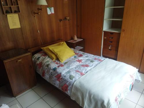 Dormitorio pequeño con cama y vestidor en Habitación para dos personas cama matrimonial y Habitación para una persona cama individual en Valdivia