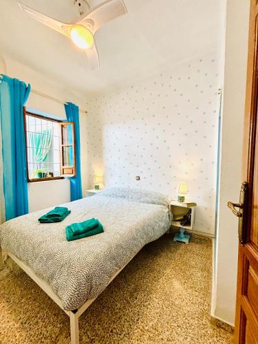 a bedroom with a bed and a ceiling fan at Super casa Alfacar al lado de Granada in Alfacar