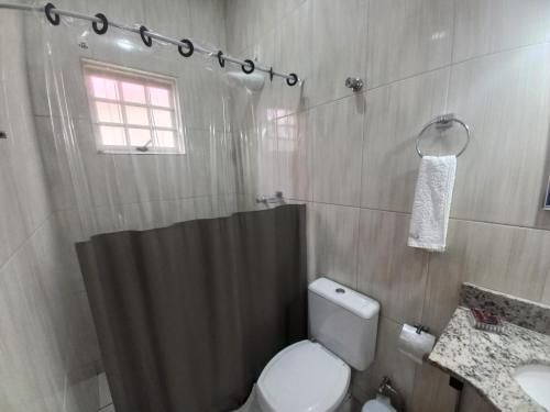 ein Bad mit einem WC, einer Dusche und einem Waschbecken in der Unterkunft Chalé Cipó Maia in Serra do Cipo