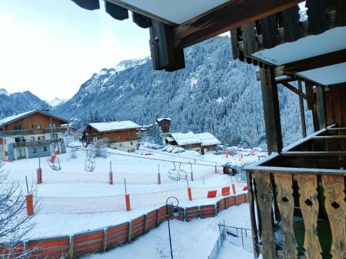 une piste de ski couverte de neige avec un lodge de ski dans l'établissement Appartement pied des pistes, à Modane