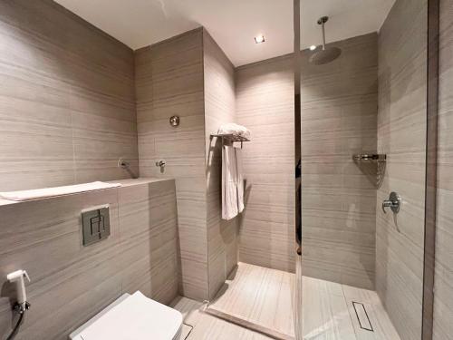 Enala Hotel- Umluj في أملج: حمام مع دش ومرحاض