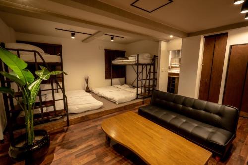 小樽市にあるLifehouse IPPO - Vacation STAY 63442vのリビングルーム(ソファ、二段ベッド付)