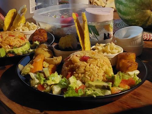 un plato de comida con arroz y verduras en una mesa en Rio Agujitas Eco-Jungle, en Drake