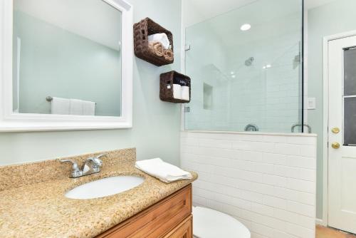W łazience znajduje się umywalka i lustro. w obiekcie 2 Bedroom BACK Apt at OCEANFRONT HOME on 15th St w mieście Newport Beach