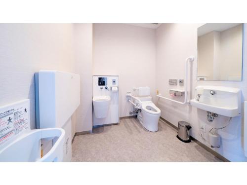 ein Badezimmer mit 2 WCs und 2 Waschbecken in der Unterkunft Hotel Torifito Miyakojima Resort - Vacation STAY 79492v in Miyako-jima