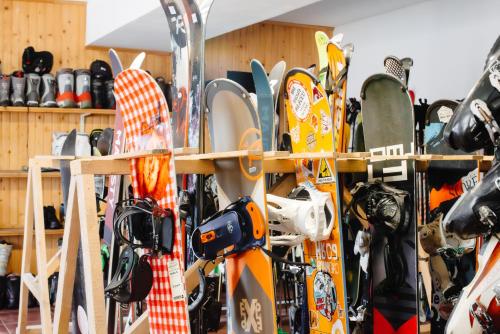 a bunch of skis and snowboards are on display at Маріна Драгобрат in Dragobrat