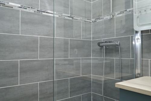 une salle de bain avec douche aux carreaux gris dans l'établissement 2 BedRooms- 20' Paris - 25' Disneyland - WIFI, à Villiers-sur-Marne