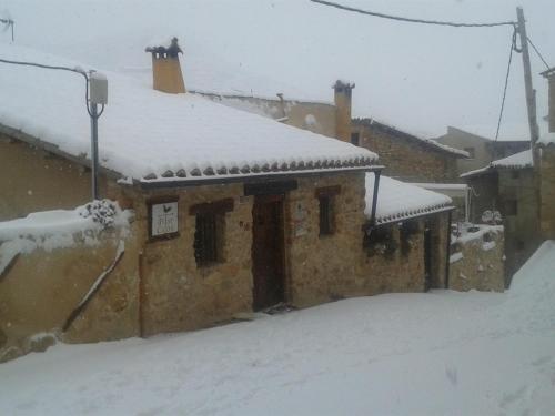 un edificio con nieve en el techo. en Mirador del Maestrazgo, en Ejulve