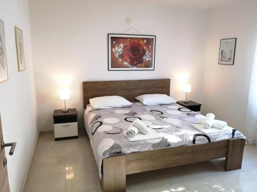 um quarto com uma cama com toalhas em Apartmani Anda em Živogošće