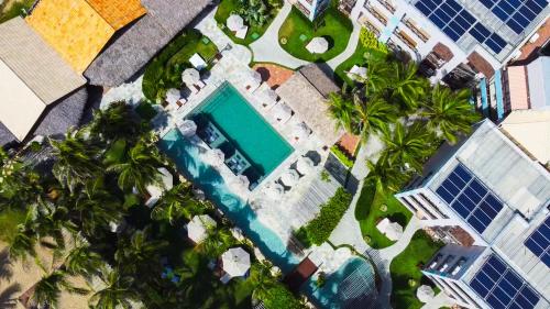 uma vista sobre uma piscina e palmeiras em Hotel Varandas Beach em Águas Belas