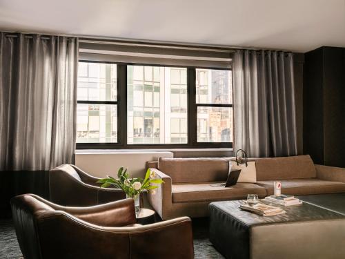 un soggiorno con divano e tavolo di Sonder at The Nash a New York