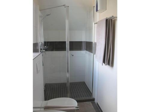 W łazience znajduje się prysznic ze szklanymi drzwiami. w obiekcie Holiday apartment w mieście Bernkastel-Kues