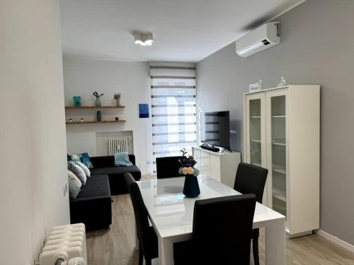een woonkamer met een tafel en een bank bij [Monza Centro in 10 Min]Comfort Suite XL in Monza