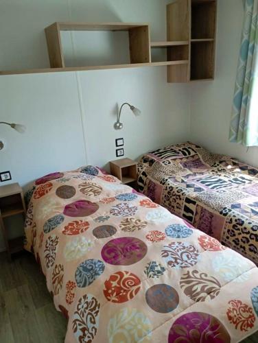 une chambre avec deux lits dans une pièce dans l'établissement Bungalow confortable à Condrieu avec piscine partagée, à Condrieu