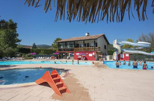 une piscine avec un parc aquatique avec un toboggan dans l'établissement Bungalow confortable à Condrieu avec piscine partagée, à Condrieu