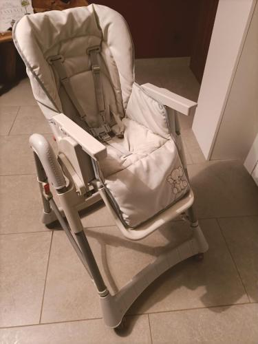 une poussette assise sur un sol carrelé dans l'établissement Maison 6p & jardin près de la mer et l'Espagne, à Corneilla-del-Vercol