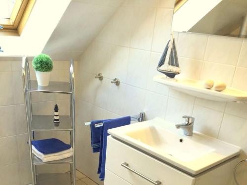 bagno con lavandino e specchio di Holiday home Heitmann a Nessmersiel