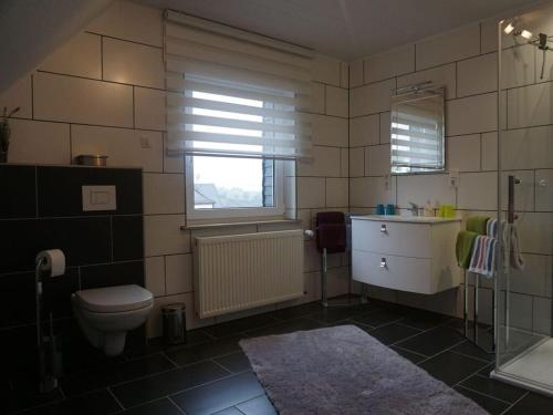 La salle de bains est pourvue de toilettes, d'un lavabo et d'une fenêtre. dans l'établissement Elisabeth on the Loreley, à Biebernheim