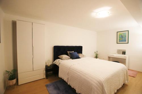 Ένα ή περισσότερα κρεβάτια σε δωμάτιο στο Bamboo Oasis Apartment with terrace in the garden and free parking, Rijeka
