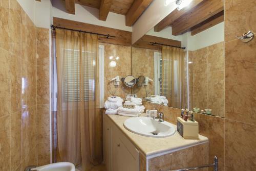 a bathroom with a sink and a shower and a mirror at Agriturismo Podere L'Agave in San Vincenzo