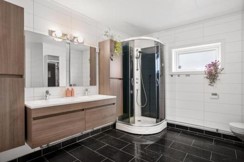 een badkamer met een douche, een wastafel en een toilet bij House with iconic view in Tromsø
