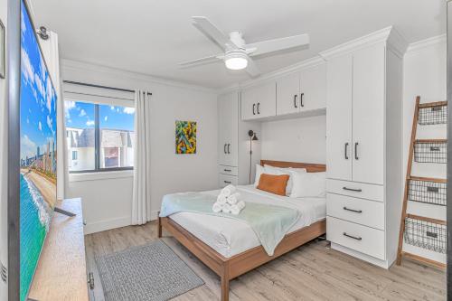 ein weißes Schlafzimmer mit einem Bett und einem Fenster in der Unterkunft Beautifully Renovated 2 BR. Condo On The Golden Mile-Stunning Ocean Views-Ocean Forest Villas A-305 in Myrtle Beach