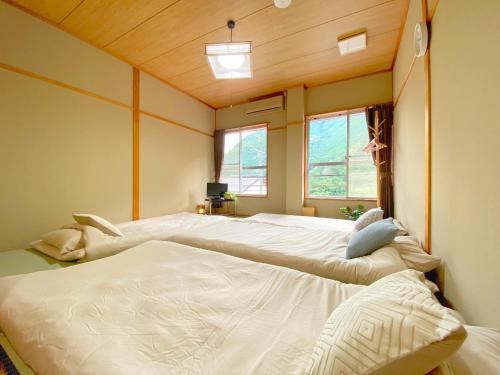 Succeeding Gorge Onsen Hall - Vacation STAY 74512v tesisinde bir odada yatak veya yataklar