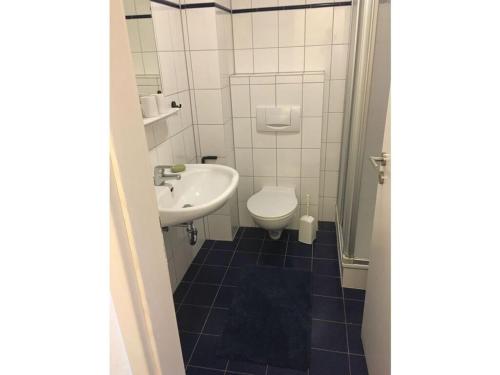 łazienka z toaletą i umywalką w obiekcie Holiday house house sound of the sea w mieście Borkum