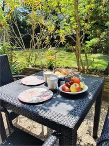 uma mesa de piquenique com pratos de fruta em Lovely apartment with pool and garden em Marlengo