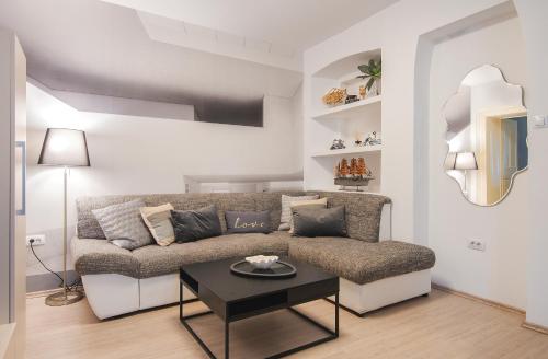 een woonkamer met een bank en een tafel bij Arta Apartment City Center II - with Private Parking in Pula
