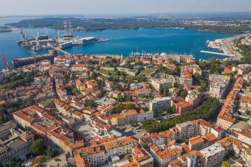 Arta Apartment City Center with Private Parking