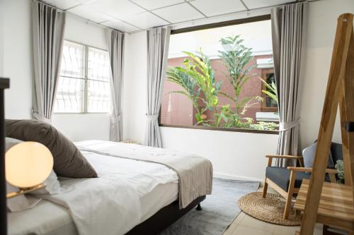 Säng eller sängar i ett rum på The Golden House @ Suvarnabhumi