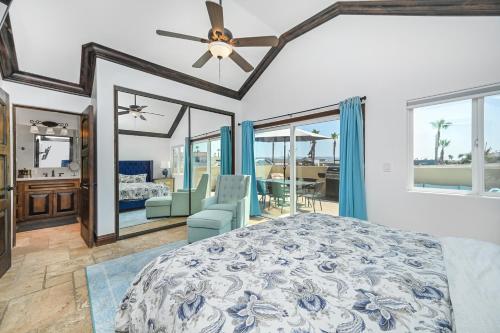 Un dormitorio con una cama con ventilador de techo. en 3 Bedroom Luxury Home Steps to Balboa Fun Zone, en Newport Beach