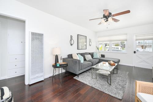 a living room with a couch and a table at San Clemente Bungalow with jacuzzi Close to the Beach in San Clemente