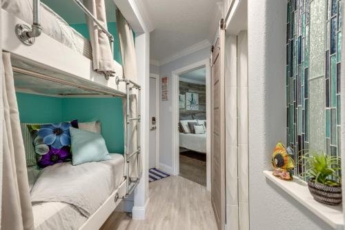 - une chambre avec des lits superposés avec un mur vert dans l'établissement Galveston Condo with Large Balcony Walk to Beach!, à Galveston