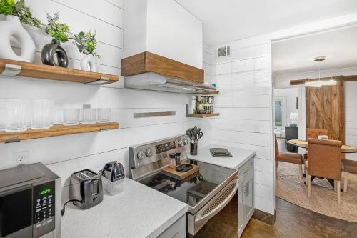 cocina con paredes blancas y encimera en Anastasia Island Condo en St. Augustine