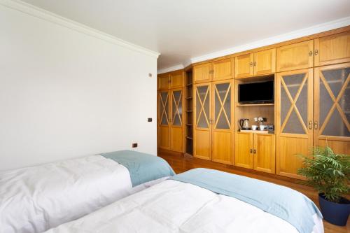 um quarto com uma cama e armários de madeira em Casa Lali Habitación 2 em San Cristóbal de La Laguna