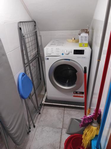 a laundry room with a washing machine in the corner at Recanto da Pedra in Linhares