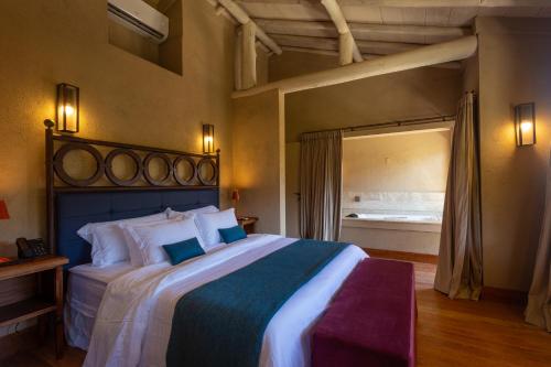 Ένα ή περισσότερα κρεβάτια σε δωμάτιο στο Quinta dos Manacás Pousada - Pedra Azul - Rota dos Lagos