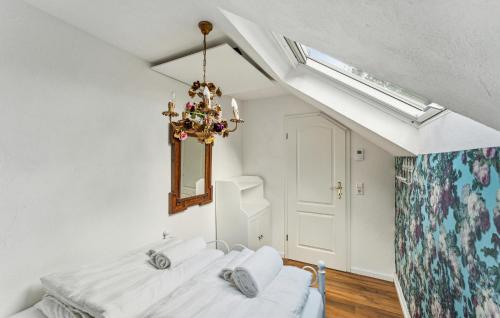 1 dormitorio con 2 camas y lámpara de araña en Awesome Home In Sulz Am Neckar With Wi-fi, en Sulz am Neckar