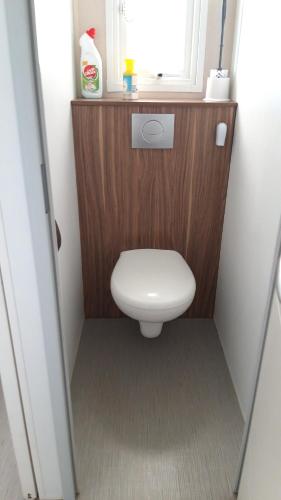 Elle comprend une petite salle de bains pourvue de toilettes et d'une fenêtre. dans l'établissement Azur 49, à Fréjus