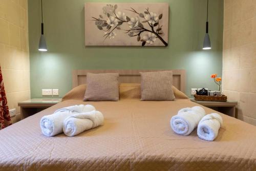 a bed with white towels on top of it at Casa Maria Pia in Nadur