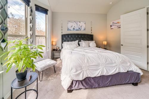 een slaapkamer met een groot wit bed en een plant bij Spacious San Antonio Home with Grill and Patio! in San Antonio