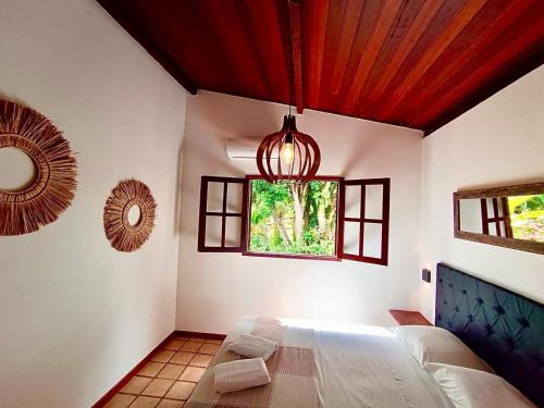 琵琶的住宿－Chalé Centro, Praia Pipa，一间卧室设有一张床和一个窗口