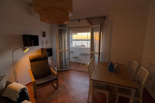 een woonkamer met een eettafel en een tafel en stoelen bij Apartamento Atardeceres in Ayamonte