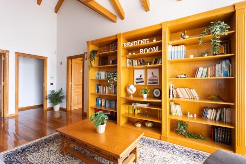 a living room with a wooden book shelf at Casa Lali Habitación baño compartido in La Laguna