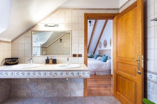 łazienka z 2 umywalkami i dużym lustrem w obiekcie Casa Lali Habitación baño compartido w mieście La Laguna