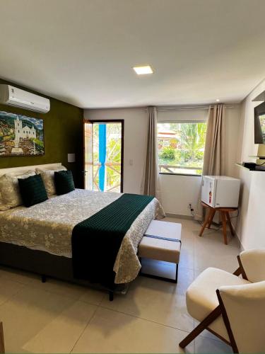 a bedroom with a large bed and a window at Hotel Villa Babaçu in Jacobina