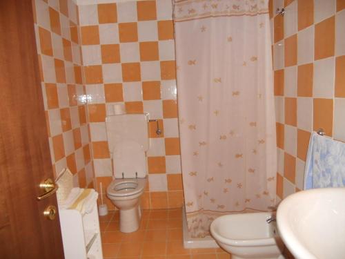 uma pequena casa de banho com WC e lavatório em Monpoupon em Gropparello